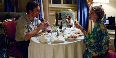 Oliver Fields s'est assis à une table de dîner avec Anna et un chien