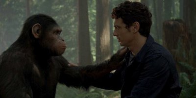 Caesar de chimpansee en Will Rodman gespeeld door James Franco, met hun handen op elkaars schouder