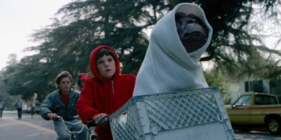 E.T. dans le panier à l'avant du vélo