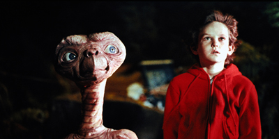 E.T. et Henry Thomas regardant dans l'espace