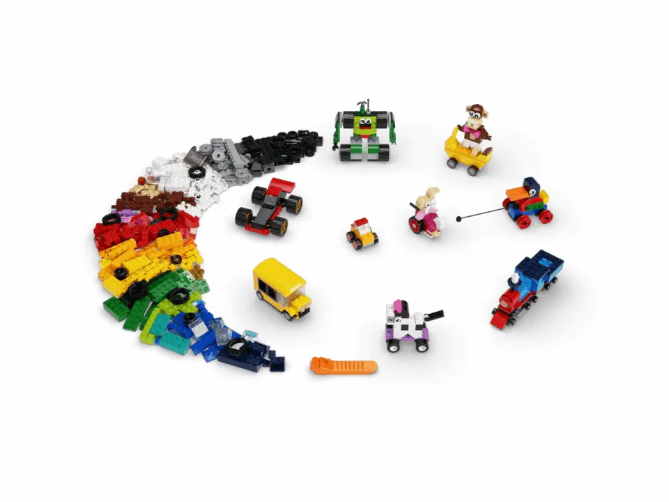Rotating gif showing the Lego set