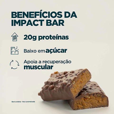 Image 1 - A chocolate-covered protein bar with a visible caramel and nut interior, broken in half, is shown on a light background alongside a list of benefits. The visible text reads: BENEFÍCIOS DA IMPACT BAR, 20g proteínas, Baixo em açúcar, Apoia a recuperação muscular, and Barra exibida - Noz caramelizada. Image 2 - A person in a dark teal sports bra and shorts holds an open protein bar wrapper, with white text overlaid on the image stating 20 ANOS DE APERFEIÇOAMENTO ININTERRUPTO Habilmente elaborado por nutricionistas Qualidade garantida por testadores independentes Fórmulas refinadas por pesquisa real Produzido na Myproteins facilidades excelentes.