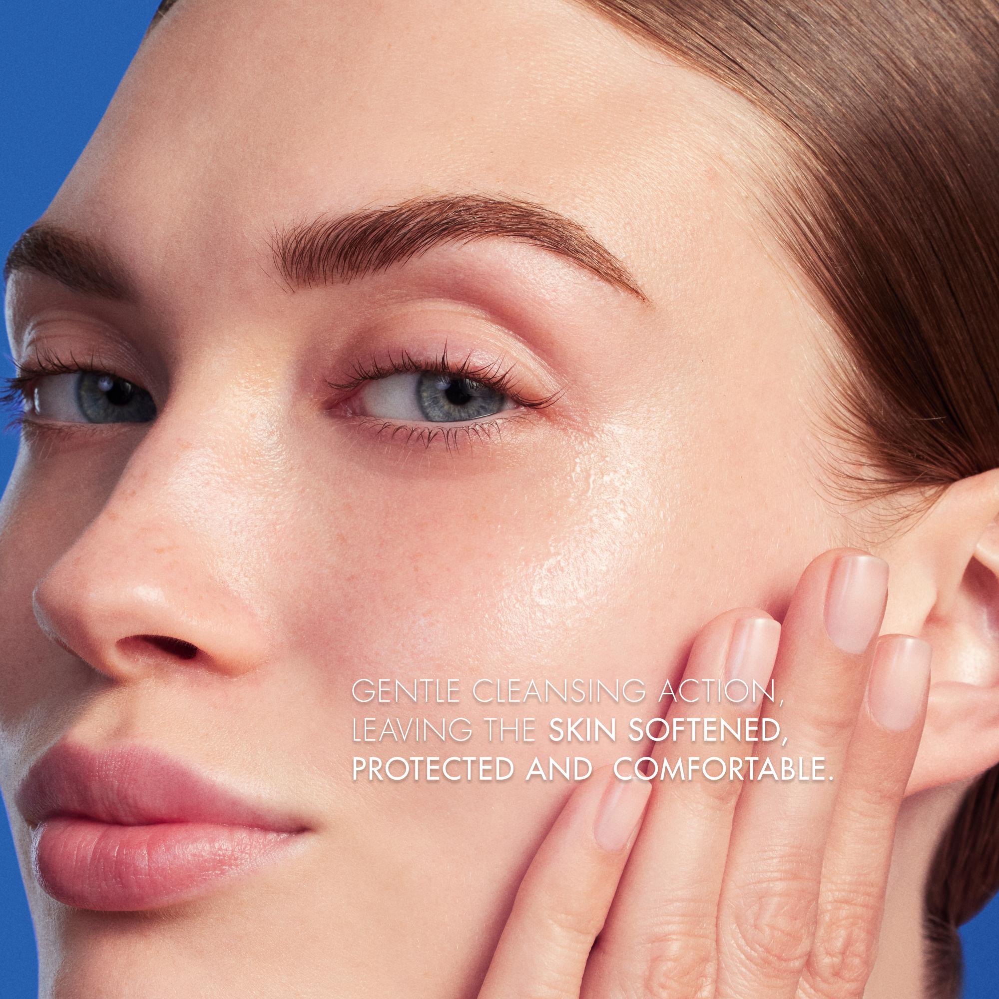 GENTLE CLEANSING ACTION,
LEAVING THE SKIN SOFTENED,
PROTECTED AND COMFORTABLE.