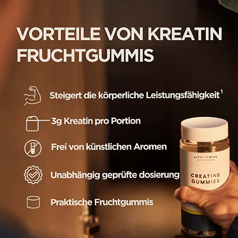 Image 1 - An image lists benefits of creatine gummies with a hand holding a Myvitamins Creatine Gummies container on the right, displaying the text Vorteile von Kreatin Fruchtgummis, Steigert die körperliche Leistungsfähigkeit¹, 3g Kreatin pro Portion, Frei von künstlichen Aromen, Unabhängig geprüfte Dosierung, Praktische Fruchtgummis, MYVITAMINS PERFORMANCE, and CREATINE GUMMIES. Image 2 - The image shows dark green text on a light pink background with a yellow gummy candy in the bottom right and a circular logo in the top right; the text reads EXAKTE DOSIERUNG, Jedes Fruchtgummi liefert dir die versprochene Kreatindosis. Unabhängig von Eurofins geprüft, damit du sicher sein kannst, dass auf dem Etikett genau das steht, was du bekommst., and the logo contains the text UNABHÄNGIG GEPRÜFTE DOSIERUNG and eurofins. Image 3 - A promotional image on a light background shows a bottle of Myvitamins Creatine Gummies next to a BRCGS Food Safety Certificated logo, with accompanying German text; the visible text reads QUALITÄTSKONTROLLEN GARANTIEREN REINHEIT UND SICHERHEIT Unter strengen Sicherheitskontrollen hergestellt und auf schädliche Stoffe wie Schwermetalle, Mikroben, BRGS Food Safety CERTIFICATED, MYVITAMINS PERFORMANCE CREATINE GUMMIES CONTAINS 3000mg CREATINE PER SERVING 60 GUMMIES LEMON. Image 4 - A smiling man in a grey t-shirt is on the right, with text on the left stating: WISSENSCHAFTSBASIERT & VON ATHLETEN BESTÄTIGT Entwickelt von internen Ernährungswissenschaftlern. Fortwährende Innovation, geleitet von unserem Performance Advisory Board aus Experten, Forschern, Ärzten und Spitzensportlern. Image 5 - A person holds a clear jar of yellow creatine gummies, with some gummies in their open palm, against a dark background with text that reads DIE VERTRAUENSWÜRDIGSTE PROTEINPULVER-MARKE Konsistenz, Qualität und über 20 Jahre Erfahrung in Perfektion. Gestützt auf Euromonitor, den weltweit führenden Anbieter von Marktdaten. Quelle: Euromonitor International Limited; Consumer Health 2023; Einzelhandelsumsatz von Myprotein, Weltweit 2023. The jar label reads MYVITAMINS PERFORMANCE CREATINE GUMMIES CONTAIN 3000MG CREATINE PER SERVING.