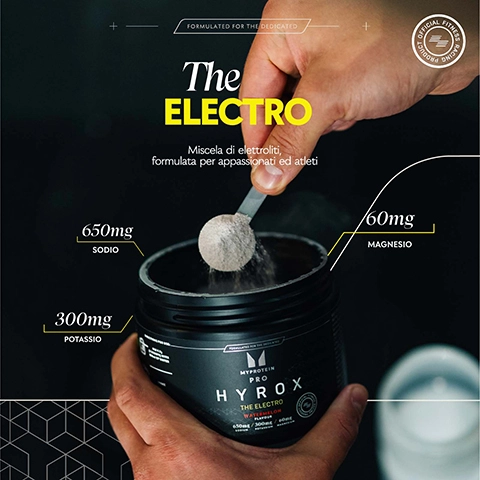 A hand is holding a scoop of powder above a black container labeled MYPROTEIN PRO HYROX THE ELECTRO with nutritional information stating 650mg sodium, 300mg potassium, and 60mg magnesium, and the text Miscela di elettroliti, formulata per appassionati ed atleti is also present.