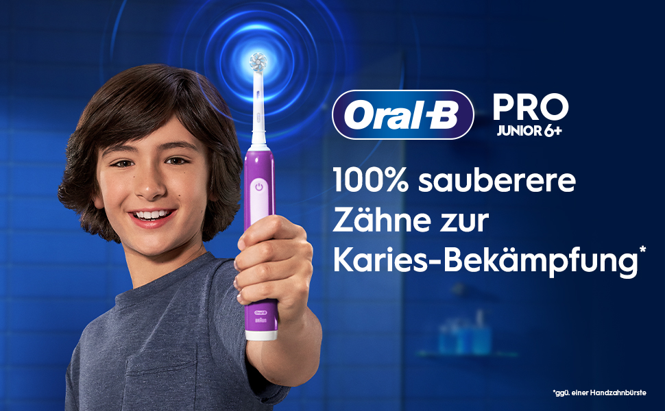 Junge hält eine Oral-B Pro Junior Zahnbürste. 100% sauberere Zähne zur Karies-Bekämpfung.