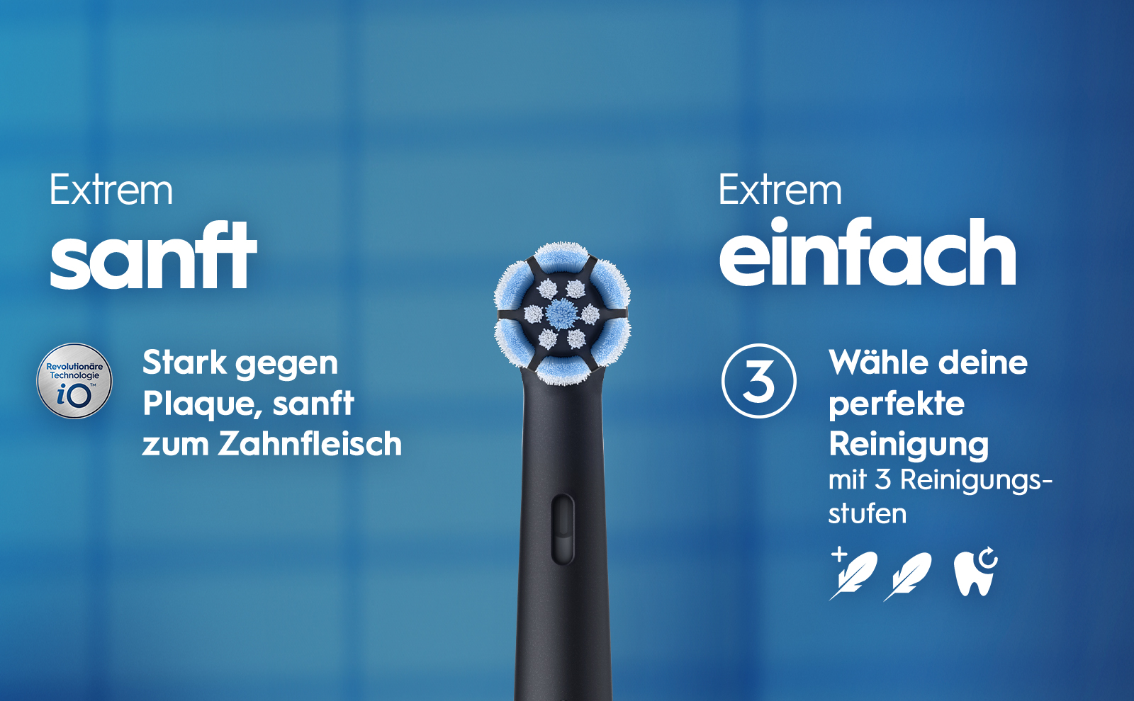An electric toothbrush is displayed against a blue background, featuring the words Extrem sanft and Extrem einfach alongside the text Stark gegen Plaque, sanft zum Zahnfleisch and Wähle deine perfekte Reinigung mit 3 Reinigungs-stufen, with an image of three different cleaning mode icons.