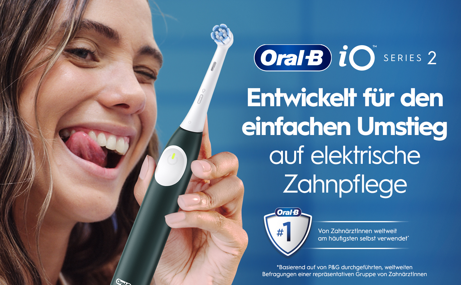 A smiling woman with long hair playfully sticking out her tongue holds an electric toothbrush against a blue background, with text that reads Oral-B iO Series 2 Entwickelt für den einfachen Umstieg auf elektrische Zahnpflege Oral-B #1 Von ZahnärztInnen weltweit am häufigsten selbst verwendet *Basierend auf von P&G durchgeführten, weltweiten Befragungen einer repräsentativen Gruppe von ZahnärztInnen.