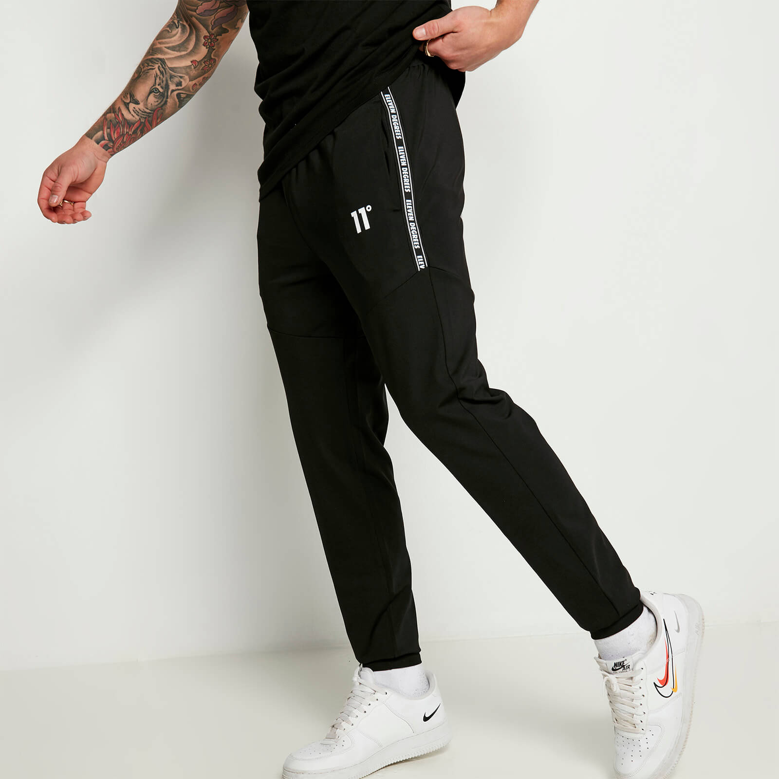 Pantalón de Chándal con Paneles y Cinta - Negro | 11 Degrees ES