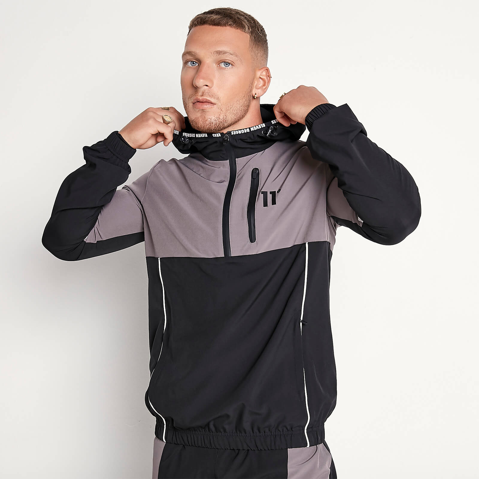 Top de Chándal con Paneles y Con Cuarto de Cremallera y Capucha - Negro /  Anthracite / Blanco | 11 Degrees ES