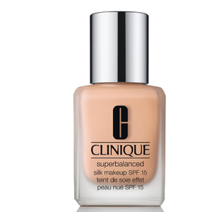 Maquillaje de acabado natural FPS15 Superbalanced Silk de Clinique (Varios tonos)