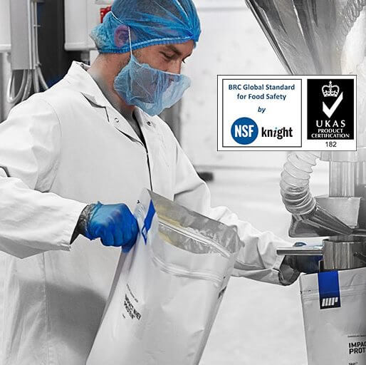 Myprotein medarbejder arbejder i banebrydende produktionsanlæg med produkter, der er certificeret af BRC-standarden for fødevaresikkerhed
