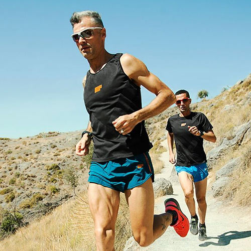 Atletas corriendo en montaña