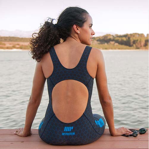 atletičarka na rubu vode nosi myprotein triatlon odijelo