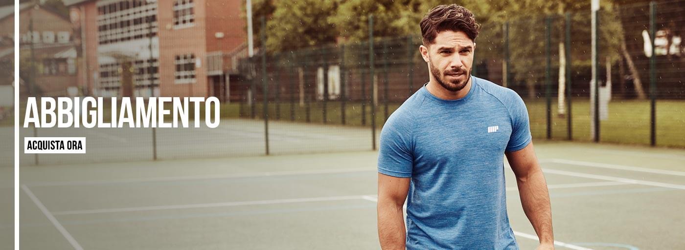 4 ragazzi che corrono con abbigliamento sportivo