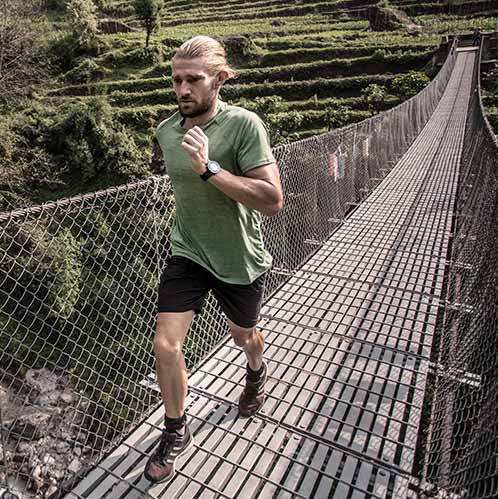Rapaz a correr numa ponte