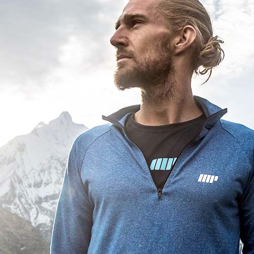 Atleta a admirar a paisagem numa montanha